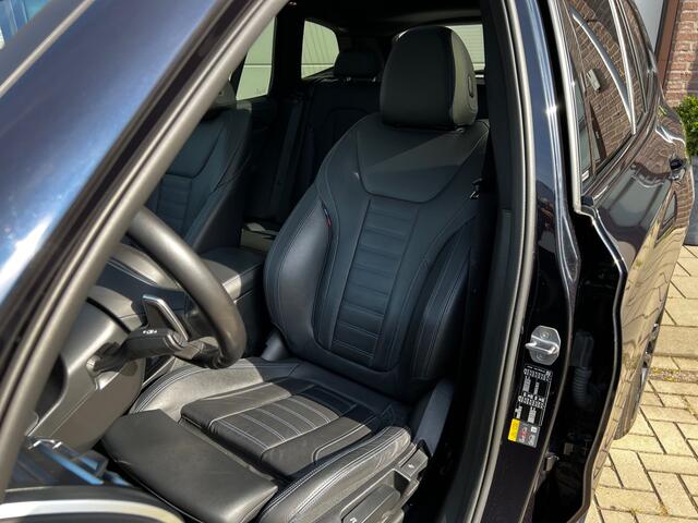 BMW X3 xDrive30e M-Sport All Black Pack Turbo 293 PK / Panodak / Head Up / Apple CarPlay / Laser Led / Leder M-Sport Int M Blauw Stiksels / Navi / 20" M-Sport Velg / NW Prijs ¤ 86512,- / 1e Eigenaar!