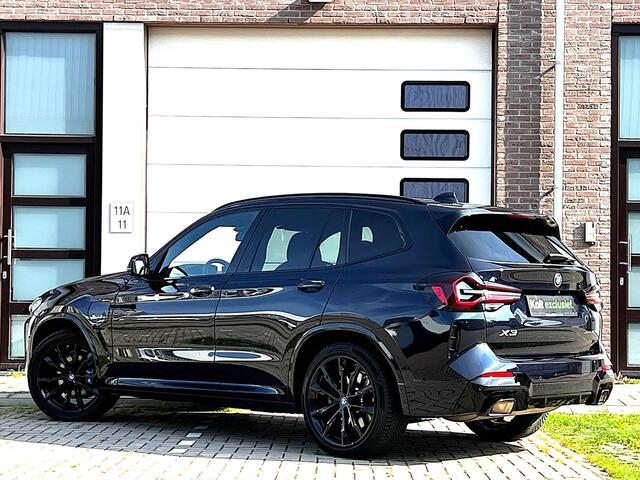 BMW X3 xDrive30e M-Sport All Black Pack Turbo 293 PK / Panodak / Head Up / Apple CarPlay / Laser Led / Leder M-Sport Int M Blauw Stiksels / Navi / 20" M-Sport Velg / NW Prijs ¤ 86512,- / 1e Eigenaar!