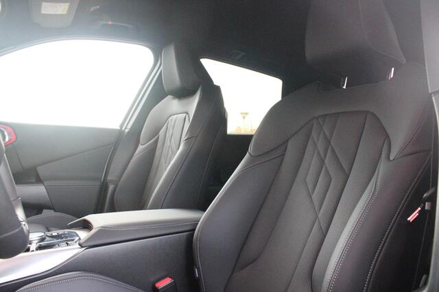 BMW X3 30e xDRIVE M-SPORT 299PK | M-SPORTPAKKET 337 MET O.A. M AERODYNAMICA PAKKET - SHADOWLINE RAAMOMLIJSTING - M-SPORT ONDERSTEL - M-INTERIEUR PAKKET - VEGANZA LEDEREN BEKLEDING - M-SPORT INTERIEURLIJSTEN - M-SPORTSTUUR - M ZWARTE HEMELBEKLEDING | PREMIUM PACK