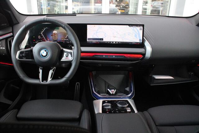 BMW X3 30e xDRIVE M-SPORT 299PK | M-SPORTPAKKET 337 MET O.A. M AERODYNAMICA PAKKET - SHADOWLINE RAAMOMLIJSTING - M-SPORT ONDERSTEL - M-INTERIEUR PAKKET - VEGANZA LEDEREN BEKLEDING - M-SPORT INTERIEURLIJSTEN - M-SPORTSTUUR - M ZWARTE HEMELBEKLEDING | PREMIUM PACK