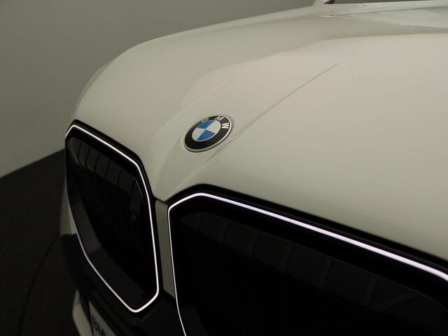 BMW X3 30e xDrive M Sportpakket Pro | Professional Pack | Premium Pack | Trekhaak | Elektrisch Verstelbare Sportstoelen | Driving Assistant Plus | Harman Kardon | 20''