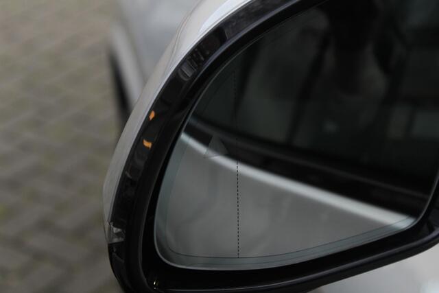 BMW X3 xDrive30e M-Sport | Schaalstoelen | Panoramadak | 21 Inch LM | Full options