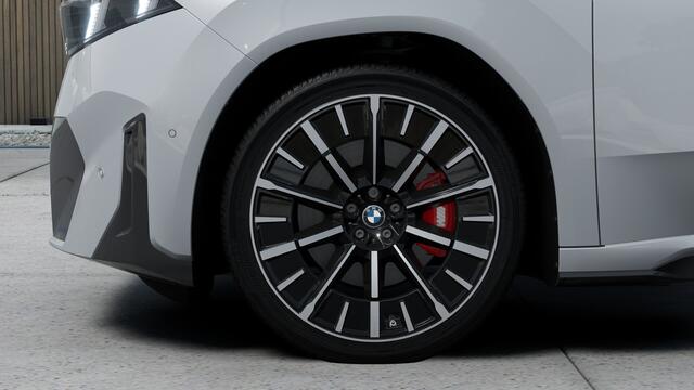 BMW X3 iX3 50 xDrive M Sport / Panoramadak / Trekhaak / M Sportstoelen / Parking Assistant Professional / Stuurverwarming / Head-Up