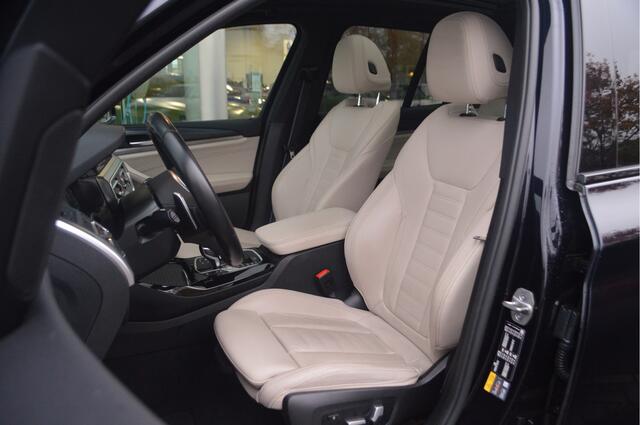 BMW X3 xDrive30e High Executive M Sport Automaat / Panoramadak / Sportstoelen / Achteruitrijcamera / Comfort Access / LED / Head-Up / Stoelverwarming / Live Cockpit professional