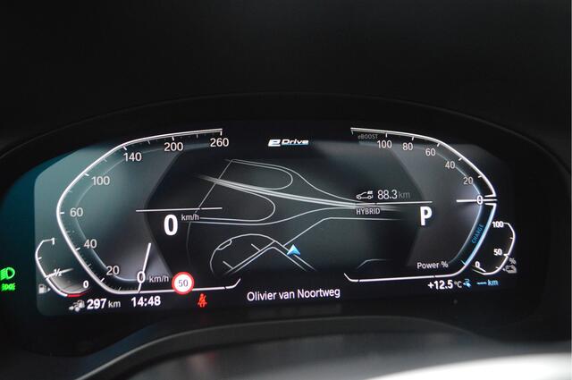 BMW X3 xDrive30e High Executive M Sport Automaat / Panoramadak / Sportstoelen / Achteruitrijcamera / Comfort Access / LED / Head-Up / Stoelverwarming / Live Cockpit professional