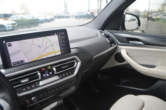 BMW X3 xDrive30e High Executive M Sport Automaat / Panoramadak / Sportstoelen / Achteruitrijcamera / Comfort Access / LED / Head-Up / Stoelverwarming / Live Cockpit professional