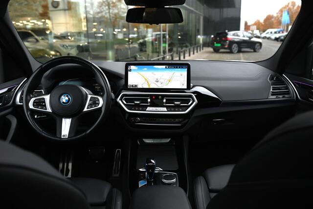BMW X3 iX3 Executive / Trekhaak / Panoramadak / Sportstoelen / Achteruitrijcamera / Adaptieve LED / Live Cockpit Professional / Adaptief onderstel