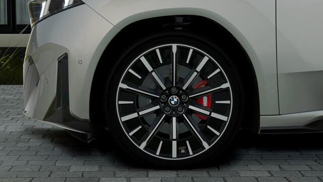 BMW X3 iX3 50 xDrive M Sport / Panoramadak / Trekhaak / M Sportstoelen / Parking Assistant Professional / Stuurverwarming / Head-Up / Harman-Kardon / Stoelverwarming