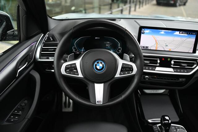 BMW X3 xDrive30e High Executive M Sport Automaat / Panoramadak / Trekhaak / Sportstoelen / Parking Assistant Plus / Head-Up / Live Cockpit Professional