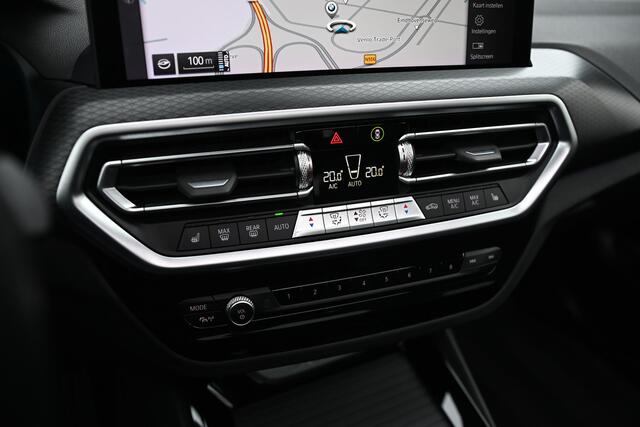 BMW X3 xDrive30e High Executive M Sport Automaat / Panoramadak / Trekhaak / Sportstoelen / Parking Assistant Plus / Head-Up / Live Cockpit Professional