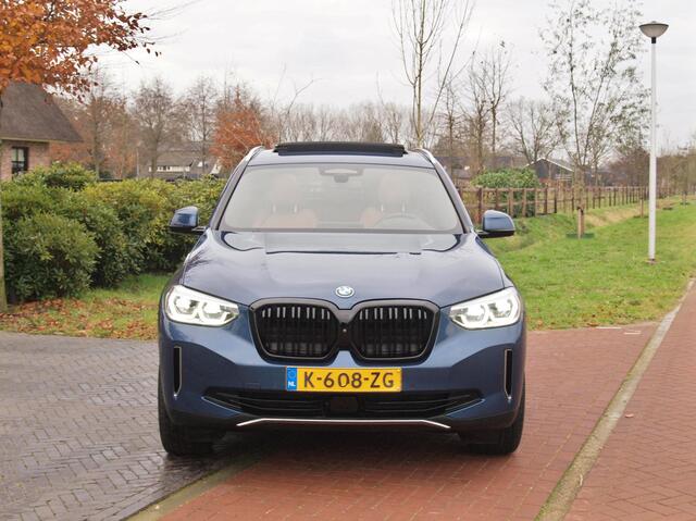 BMW X3 iX3 High Executive 80 kWh | Panoramadak | 360 Camera | Trekhaak | Sfeerverlichting | Head-Up Display | Harman Kardon |
