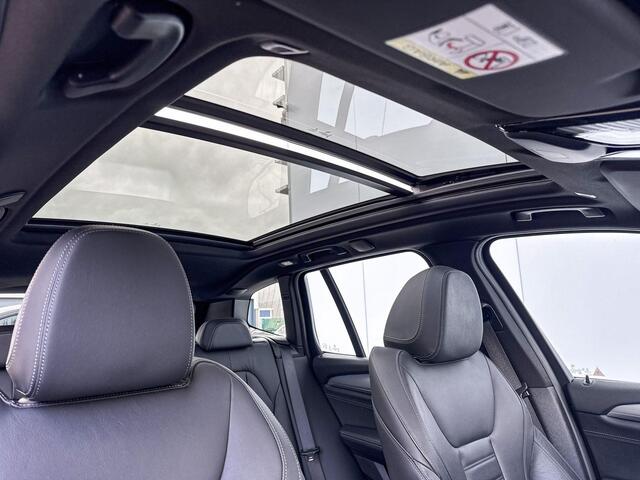 BMW X3 xDrive30e High Executive M-Sport 20 Inch / Stoelverwarming / Electrische Zwenkhaak / Glazen Schuifdak / Adaptieve Led Koplampen / Hifi