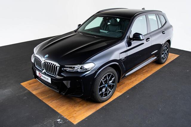 BMW X3 xDrive30e High Executive M Sport - Trekhaak - Parking/Driving Assistant - Elektrisch verwarmde voorstoelen - Stuurwielrand verwarmd - Ambiance verlichting - Adaptieve LED koplampen - Hifi -