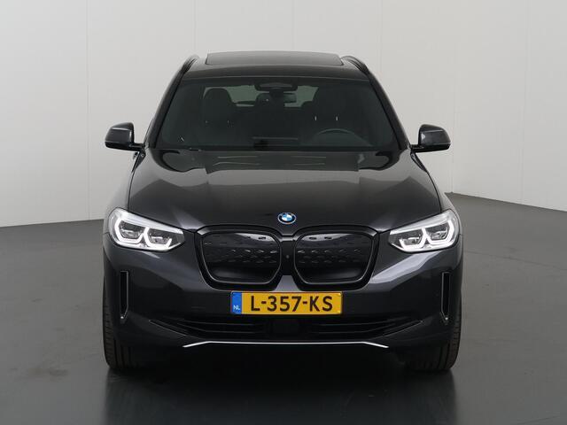 BMW X3 iX3 High Executive 80 kWh | M-Pakket | SOH 95% | Panoramadak | Adaptieve Cruise Control | Ele. verstelbare stoelen + geheugen | Sportstoelen | 360 Camera | Apple CarPlay/Android Auto | Trekhaak El. uitklapbaar | HUD |