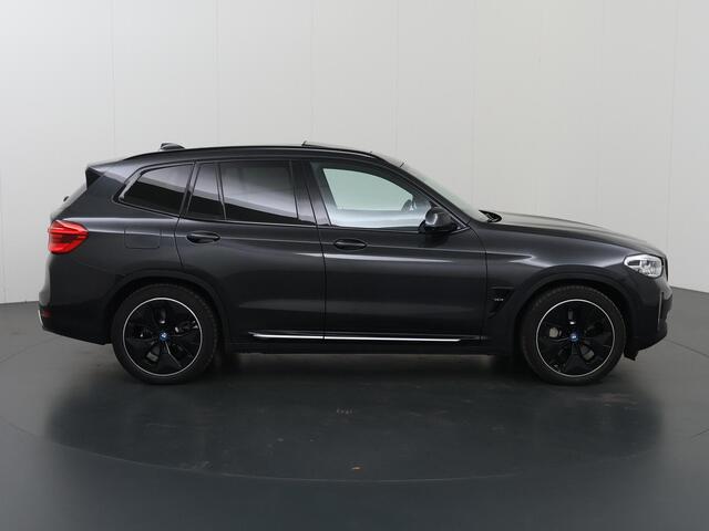 BMW X3 iX3 High Executive 80 kWh | M-Pakket | SOH 95% | Panoramadak | Adaptieve Cruise Control | Ele. verstelbare stoelen + geheugen | Sportstoelen | 360 Camera | Apple CarPlay/Android Auto | Trekhaak El. uitklapbaar | HUD |