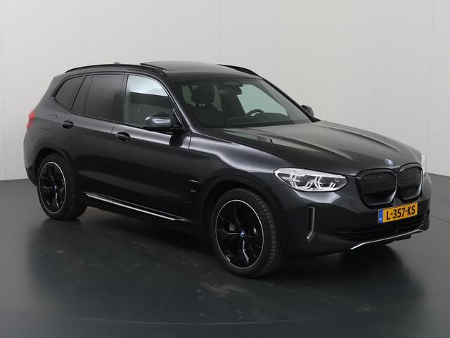 BMW X3 iX3 High Executive 80 kWh | M-Pakket | SOH 95% | Panoramadak | Adaptieve Cruise Control | Ele. verstelbare stoelen + geheugen | Sportstoelen | 360 Camera | Apple CarPlay/Android Auto | Trekhaak El. uitklapbaar | HUD |