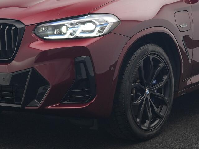 BMW X3 xDrive30e M Sport Plug In Hybrid 293pk Dealer O.H. PHEV | Trekhaak Af Fabriek | Panodak | Head Up | 360 Camera | Laser LED | 20"L.M | Lederen Sportstoelen Ventilatie & Memory | Sfeerverlichting | Stoelen & Stuur Verwarmd | Aventurinrot III M