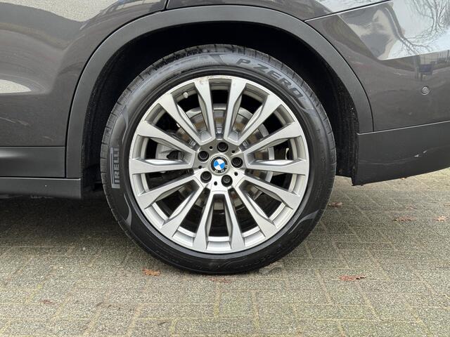 BMW X3 xDrive20i High Executive / Panoramadak / Adaptive LED / Camera / Navigatiesysteem Professional / Trekhaak / Sportstoel / HiFi Luidsprekersysteem / Stoelverwarming / 20" velgen / Dakreling