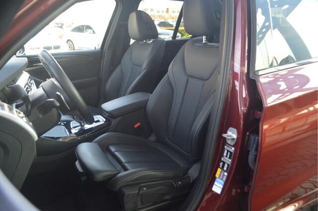 BMW X3 xDrive30e M Sport Automaat / Panoramadak / Trekhaak / Sportstoelen / Head-Up / Achteruitrijcamera / Active Cruise Control / Comfort Access