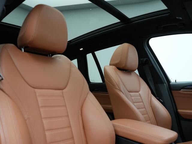 BMW X3 xDrive30e M Sport Plug In Hybrid 292pk Dealer O.H. PHEV | Panodak | Sfeerverlichting | Lederen Sportstoelen Memory & Verwarmd | Stuur Verwarmd | Apple Carplay | Keyless | Cruise Control | Navigatie | DAB | 19"L.M |