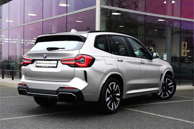 BMW X3 iX3 Executive / Sportstoelen / Achteruitrijcamera / Adaptief onderstel / Adaptieve LED / Driving Assistant Professional / Stoelverwarming / Live Cockpit Professional