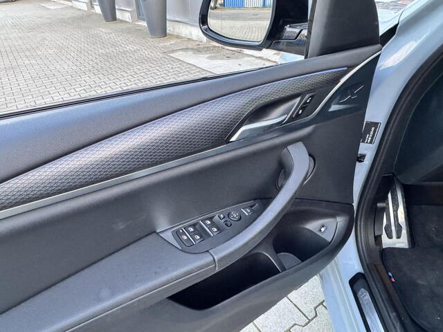 BMW X3 xDrive30e M sport | 292 PK | 20 Inch | 50 Jahre Edit | Keyless | Akoestisch glas