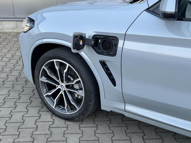 BMW X3 xDrive30e M sport | 292 PK | 20 Inch | 50 Jahre Edit | Keyless | Akoestisch glas