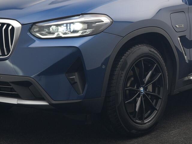 BMW X3 xDrive30e Business Edition Plus Plug In Hybrid 293pk FACELIFT Dealer O.H. PHEV | Trekhaak Af Fabriek | Panodak | 360 Camera | Lederen Sportstoelen Memory & Verwarmd | Sfeerverlichting | Apple Carplay | Keyless | Virtual | Navigatie | DAB | Cruise Control 