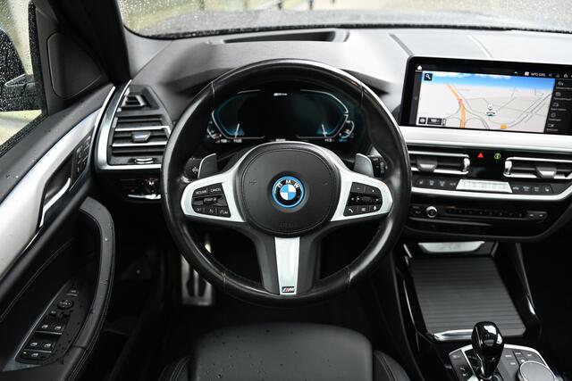 BMW X3 30e xDrive High Executive M Sport Automaat / Panoramadak / Trekhaak / Sportstoelen / Laserlight / Achteruitrijcamera / Head-Up / Comfort Access