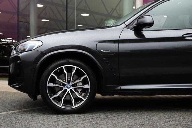 BMW X3 30e xDrive High Executive M Sport Automaat / Panoramadak / Trekhaak / Sportstoelen / Laserlight / Achteruitrijcamera / Head-Up / Comfort Access