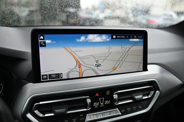 BMW X3 30e xDrive High Executive M Sport Automaat / Panoramadak / Trekhaak / Sportstoelen / Laserlight / Achteruitrijcamera / Head-Up / Comfort Access