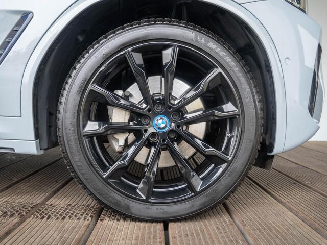 BMW X3 xDrive30e | M Sportpakket | Stuurwielrand verwarmd | Head-Up Display | Comfort Access | Achteruitrijcamera | Panoramadak | Stoelverwarming | Trekhaak