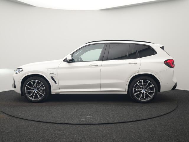 BMW X3 xDrive30e M Sport Plug In Hybrid 293pk Dealer O.H PHEV | Laser LED | 360 Camera | 20"L.M | Head Up | Shadow Line | Lederen Sportstoelen Verwarmd | Sfeerverlichting | BLIS |