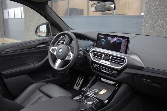BMW X3 xDrive30e High Executive | M-Sport | Pano | LED | HUD | M-Seats | Sfeer | Harman Kardon | Camera | 21 Inch | X3M Pack | Shadow Line | Carbon-Zwart | Live Cockpit Pro | 1 Eigenaar | Dealer Onderhouden | BTW | Garantie