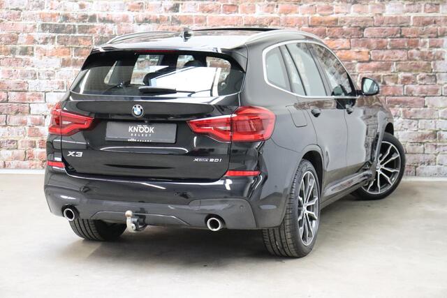 BMW X3 xDrive20i High Executive M Sport Pakket Automaat / Panoramadak / Trekhaak / Leder / Driving Assistant / Navigatie Professional / Head-Up Display / Stoelverwarming / Chrome Line / Hifi / Active Protection / Uitgebreide LED-koplampen / 20 Inch / Multifuncti
