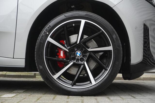 BMW X3 iX3 50 xDrive M Sportpakket Pro | 21 inch LM Sterspaak (Styling 1050 M) | Panoramadak met Klimaat Comfort Glas | Harman-Kardon Surround Sound System | 3D Head-Up Display