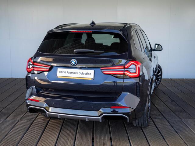 BMW X3 iX3 | Executive | Parking Pack | Achteruitrijcamera | Stoelverwarming | Driving Assistant Professional | 19''