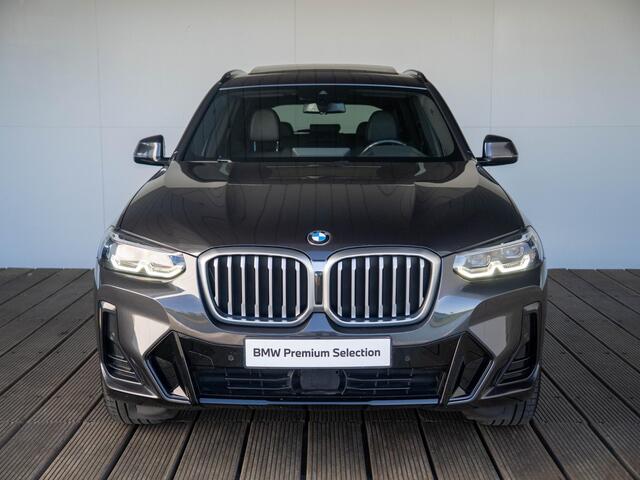 BMW X3 xDrive20i | M Sportpakket | Stuurwielrand verwarmd | Achteruitrijcamera | Panoramadak | Stoelverwarming | Head-Up Display | 19''