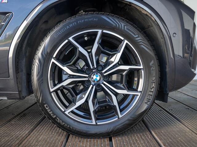 BMW X3 xDrive20i | M Sportpakket | Stuurwielrand verwarmd | Achteruitrijcamera | Panoramadak | Stoelverwarming | Head-Up Display | 19''