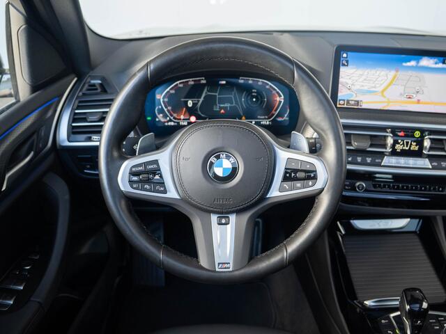 BMW X3 xDrive20i | M Sportpakket | Stuurwielrand verwarmd | Achteruitrijcamera | Panoramadak | Stoelverwarming | Head-Up Display | 19''