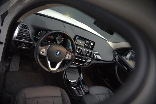 BMW X3 iX3 Executive 80 kWh | Panoramadak | Keyless | Stoelverwarming | Camera | Adaptief Onderstel | Adaptive LED | Elektrische Stoelen | Apple Carplay | Navigatie | Ambiance Verlichting
