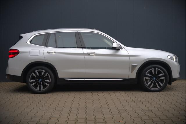 BMW X3 iX3 Executive 80 kWh | Panoramadak | Keyless | Stoelverwarming | Camera | Adaptief Onderstel | Adaptive LED | Elektrische Stoelen | Apple Carplay | Navigatie | Ambiance Verlichting