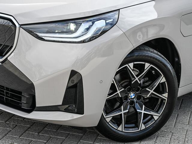 BMW X3 30e xDrive M-sport | Panorama dak | Head-Up | Camera | Comfort access | Ambiance interieur | Trekhaak |