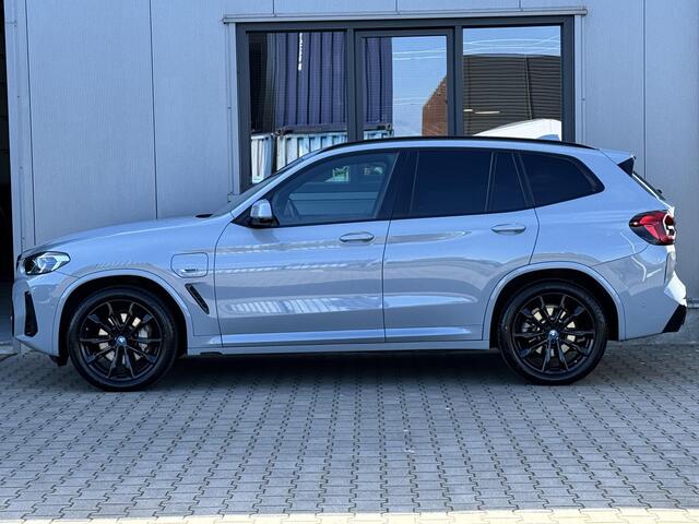 BMW X3 xDrive30e M sport 292 PK | Elek stoelen | Carbon | Laser | Keyless | Brooklyn grau metallic