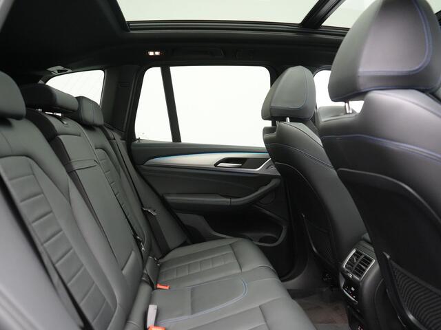 BMW X3 iX3 M Sport 80 kWh 286pk Dealer O.H. | Trekhaak Af Fabriek | Panodak | Head Up | Adaptive Cruise | 360 Camera | Adaptief Onderstel | Harman / Kardon | Lederen Sportstoelen Memory & Verwarmd | Keyless | Blis | Apple Carplay | Sfeerverlichting | Navigatie |