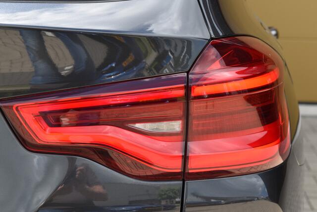 BMW X3 xDrive20i High Executive * M-Sportpakket * Trekhaak * Panoramadak * Head-up * Sfeerverlichting *