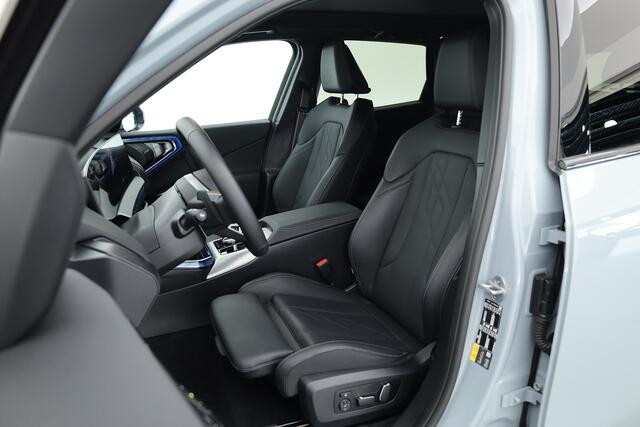 BMW X3 30e xDrive M-Sport Pro | Rijklaar! | Elek. Trekhaak | Pano | Widescreen | Shadowline | HUD | Harman/Kardon | Stuur-stoelverw. | 360*+PDC | Leder+Memory | Dodehoek | NAV+App.Connect | LED | Elek. Klep V