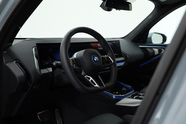 BMW X3 30e xDrive M-Sport Pro | Rijklaar! | Elek. Trekhaak | Pano | Widescreen | Shadowline | HUD | Harman/Kardon | Stuur-stoelverw. | 360*+PDC | Leder+Memory | Dodehoek | NAV+App.Connect | LED | Elek. Klep V
