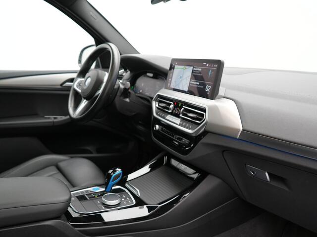 BMW X3 iX3 M Sport 80 kWh 286pk Dealer O.H. | Panodak | Adaptive Cruise | Laser LED | Camera | Lederen Sportstoelen Memory & Verwarmd | Keyless | Sfeerverlichting | Blis | Apple Carplay | Navigatie | DAB |