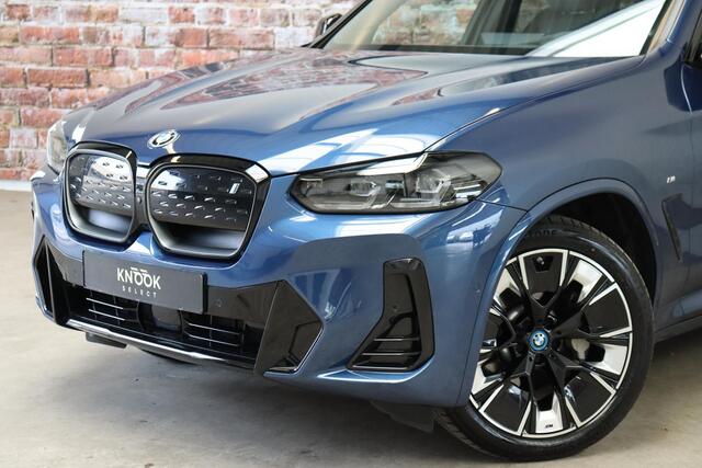 BMW X3 iX3 High Executive M Sport Pakket 80 kWh / Live Cockpit Professional / Active Protection / Driving Assistant Professional / Panoramadak / Trekhaak / Leder / Adaptieve LED-koplamp / Shadow Line / Adaptief Onderstel / Stuurwielverwarming / Head-Up Display 